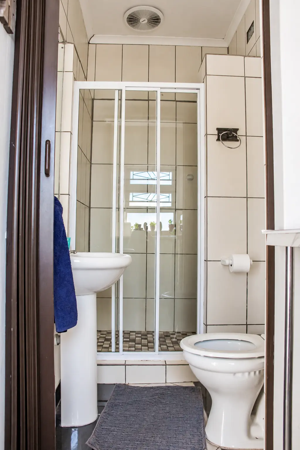 Aloe room en-suite bathroom with shower