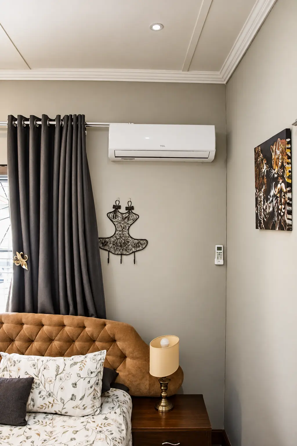 Aloe room bed corner with air-conditioner and reading lamp