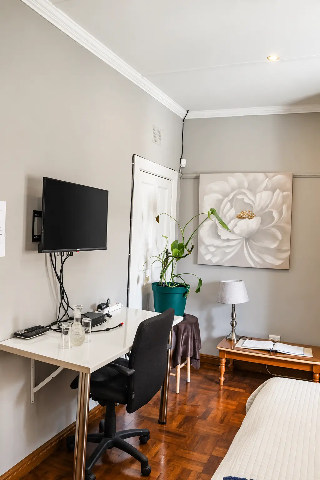 Aloe room work desk with TV and reading lamp