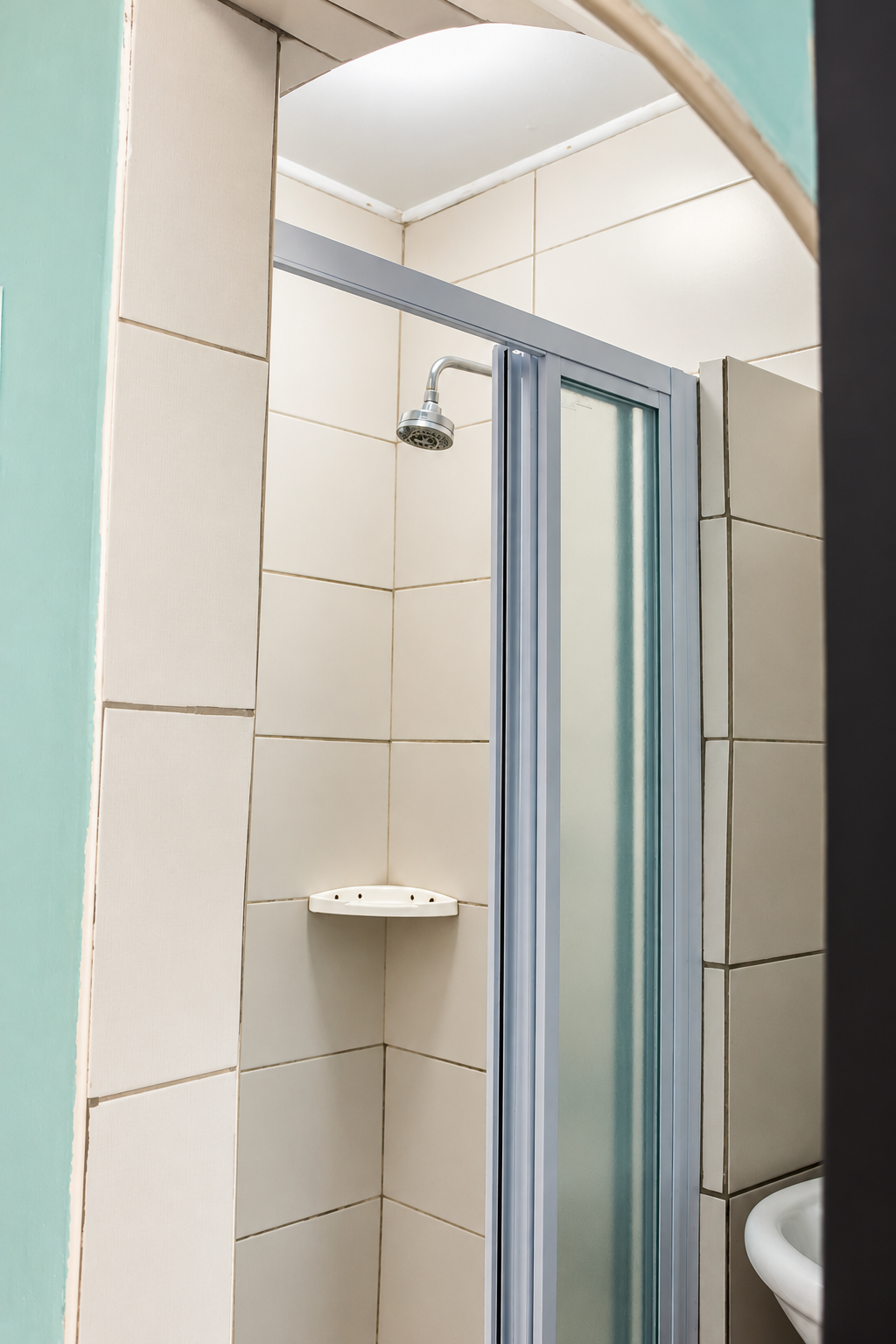 Sunflower room en-suite shower