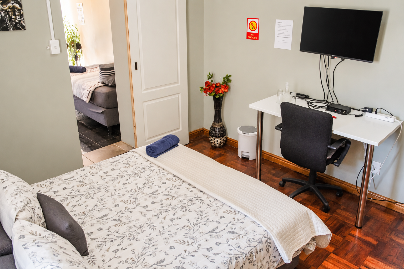 Aloe Room — twin room at Mountainia Inn, Worcester