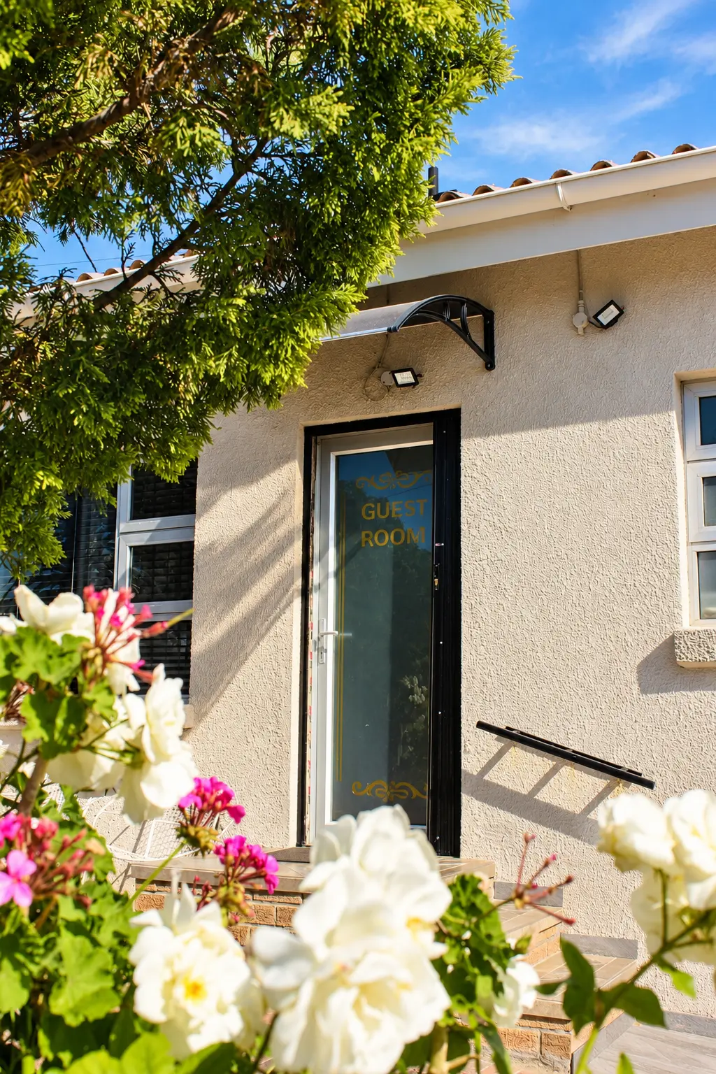 Aloe Guest Room exterior entrance with flowers