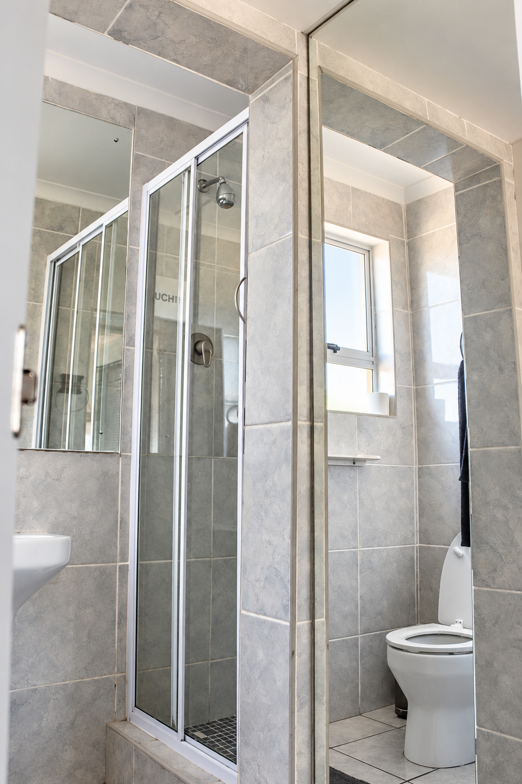 Rose room en-suite bathroom with shower