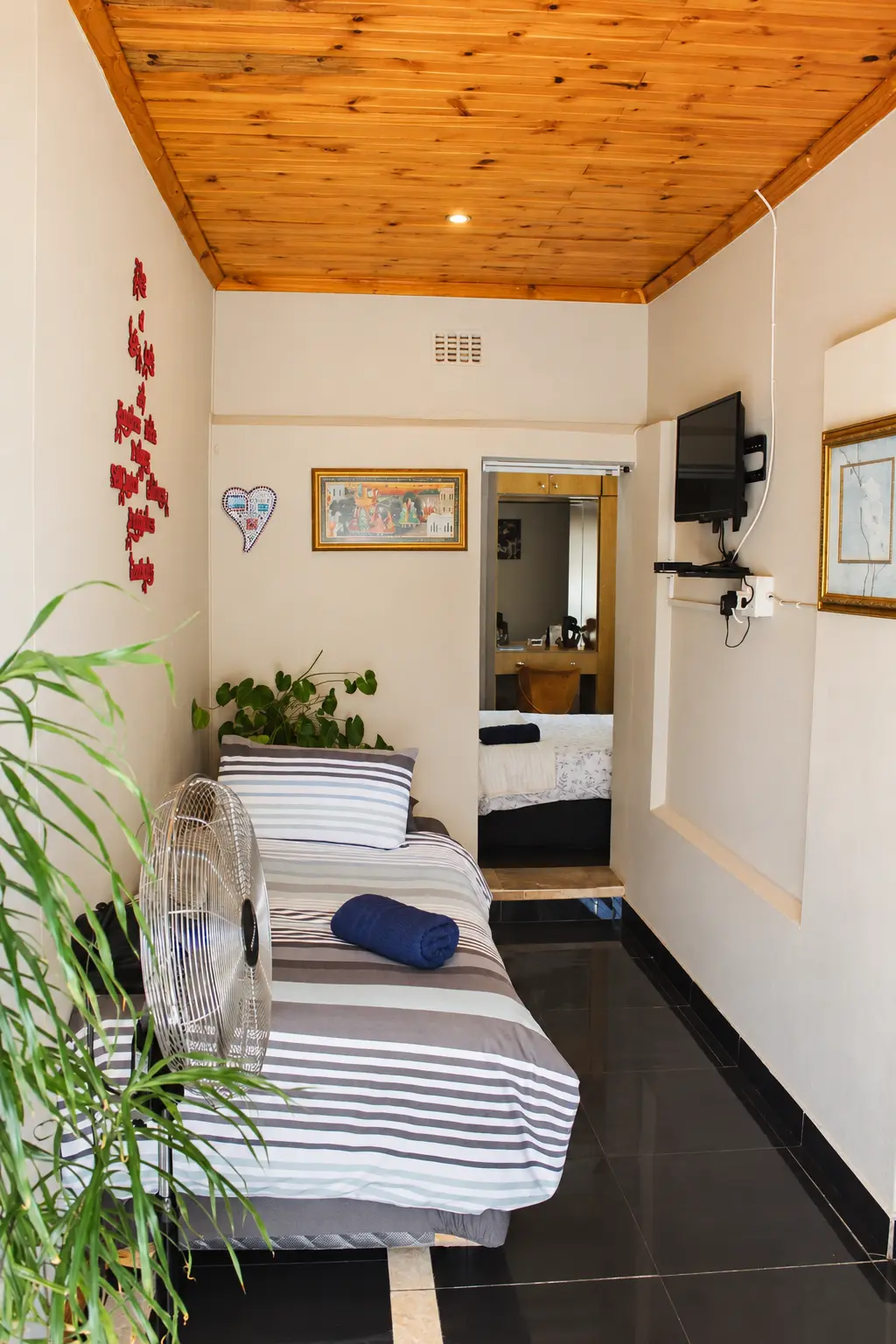 Aloe room single bed under the wooden ceiling